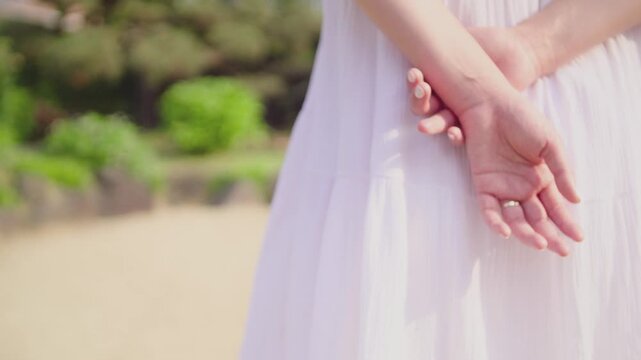 걷는 여성의 손3(슬로우모션+뒷짐+반지+원피스+걷기+산책)