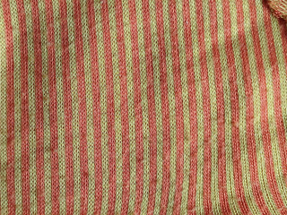 Obraz premium Textura de tejido artesanal con patrón de rayas verticales en colores rojo y beige