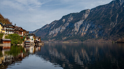 Fototapeta premium Hallstatt village with alpine lake and mountains, Austria scenic landscape
