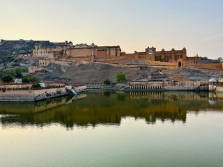 Obraz premium Historic sandstone fort with traditional Indian architecture and courtyard in Jaipur.