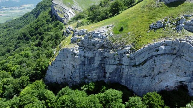 Falla geol&oacute;gica con pliegues y ondulaciones en la Sierra de Entzia, captada desde el aire, donde las capas del terreno revelan la fuerza y evoluci&oacute;n de los procesos tect&oacute;nicos a lo largo del tiempo.