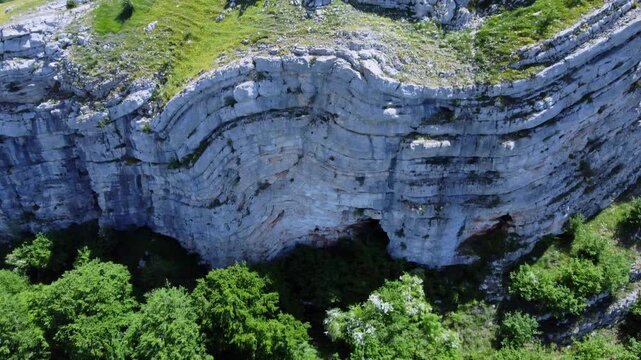 Falla geol&oacute;gica con pliegues y ondulaciones en la Sierra de Entzia, captada desde el aire, donde las capas del terreno revelan la fuerza y evoluci&oacute;n de los procesos tect&oacute;nicos a lo largo del tiempo.