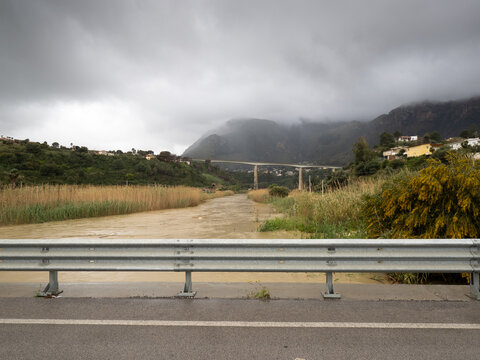 Fiume San Bartolomeo in piena dopo forti piogge a Castellammare del Golfo, Sicilia