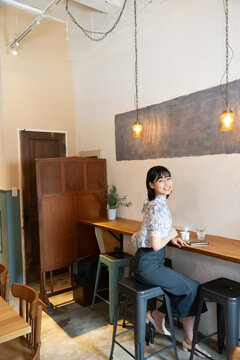カフェでリラックスをしている笑顔の女性