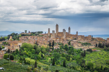 Obraz premium Panoramic view of beautiful landscape with the medieval city of San Gimignano in Tuscany province of Siena Italy