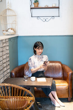カフェでくつろいでいる女性