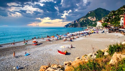 Obraz premium Picturesque coastal beach scene with vibrant blue ocean and dramatic sky.