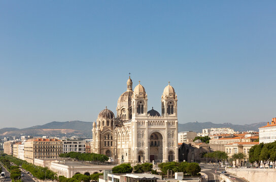 Cathédrale de La Major &agrave; Marseille, vue de trois quart avant en plong&eacute;e, vue panoramique, ville, collines et grand ciel bleu en arri&egrave;re-plan, &eacute;t&eacute;, sud de la France