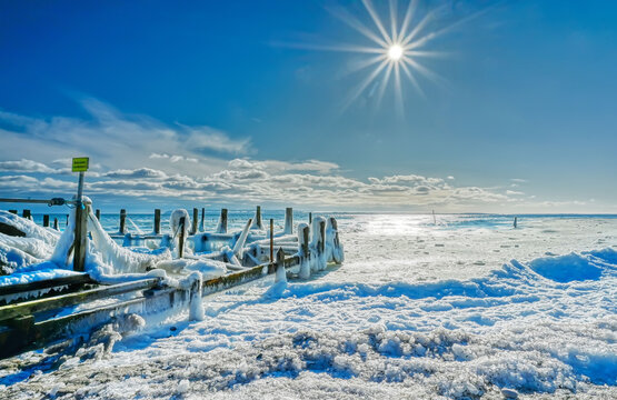 Eis und Schnee am Steg von Vitt (bei Kap Arkona auf R&uuml;gen)