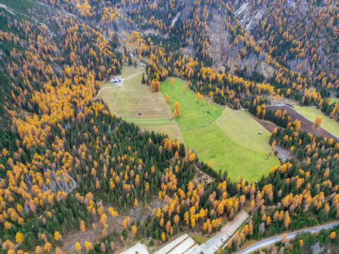 Vista aerea  di vari sentieri montani con le tre cime di Lavaredo.
In Trentino alto Adige. Montagna delle dolomiti.