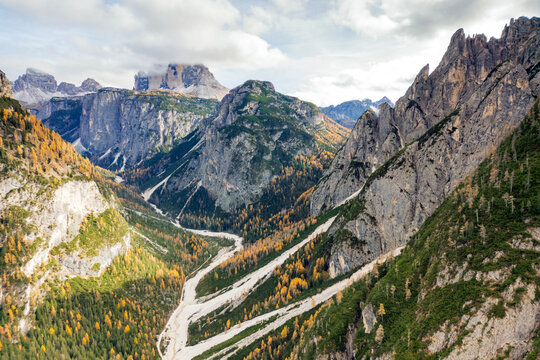 Vista aerea  di vari sentieri montani con le tre cime di Lavaredo.
In Trentino alto Adige. Montagna delle dolomiti.