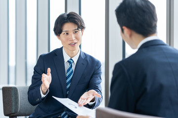取引先に営業する若いビジネスマン　撮影協力：学校法人電波学園　東京電子専門学校 © pain au chocolat