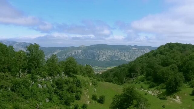 Vista panor&aacute;mica del Aratz y Aizkorri desde Legaire en la Sierra de Entzia, paisaje natural del Pa&iacute;s Vasco