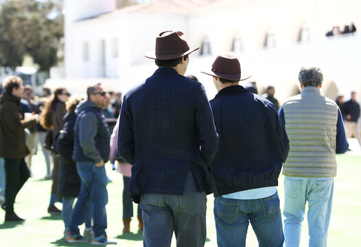 Dos hombres con sombrero, p&uacute;blico y espectadores con ambiente al aire libre