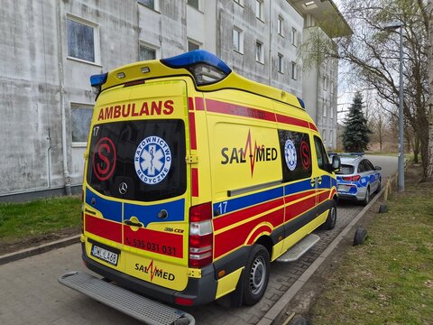 Ambulans medyczny z kACJĄ RATUNKOWĄ NA OSIEDLU