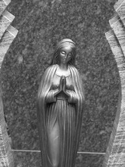 Fototapeta premium Statue of the Virgin Mary in a cemetery