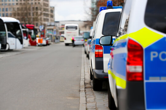 Hintereinander parkende Polizeiautos in Berliner Innenstadt &ndash; Einsatzfahrzeuge vor Polizeipr&auml;sidium
