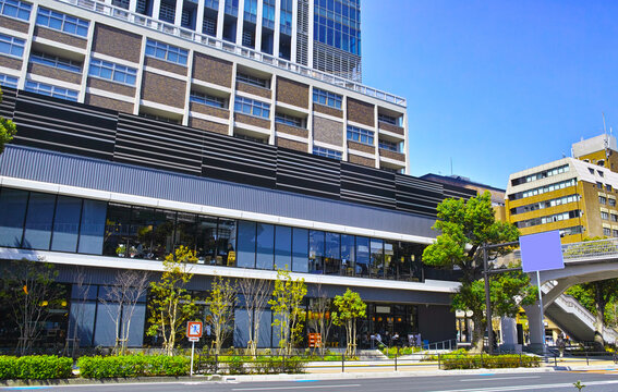 春の関内駅南口前、2026年3月に新しくオープンした商業施設と高層ビルの景観
