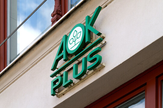 G&ouml;rlitz, Deutschland, 23. August 2025 &ndash; Green AOK Plus logo on a light facade wall with windows in the city center of G&ouml;rlitz.