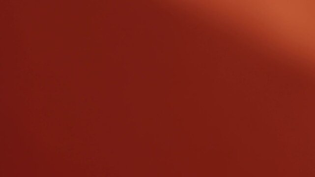 Una toma de cerca de un fondo abstracto de color rojo o anaranjado con negro un degradado ligero desenfocado en movimiento