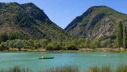 Situé dans la paisible vallée de l'Oule, 2 km en aval de La Motte-Chalancon, le Plan d'Eau du Pas des Ondes est un plan d'eau artificiel   environnement naturel de la Drôme des Baronnies © jef 77