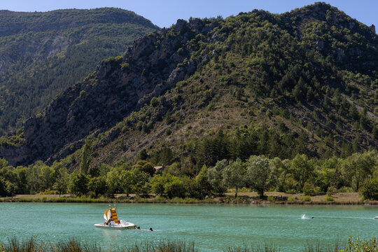 Situ&eacute; dans la paisible vall&eacute;e de l'Oule, 2 km en aval de La Motte-Chalancon, le Plan d'Eau du Pas des Ondes est un plan d'eau artificiel   environnement naturel de la Dr&ocirc;me des Baronnies