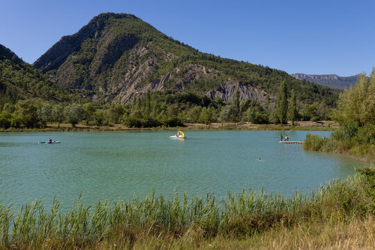 Situ&eacute; dans la paisible vall&eacute;e de l'Oule, 2 km en aval de La Motte-Chalancon, le Plan d'Eau du Pas des Ondes est un plan d'eau artificiel   environnement naturel de la Dr&ocirc;me des Baronnies