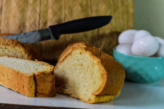 P&atilde;o &eacute; um alimento obtido pelo cozimento de uma massa alimentar de consist&ecirc;ncia el&aacute;stica, elaborada basicamente com farinha de cereal, &aacute;gua, sal/a&ccedil;&uacute;car