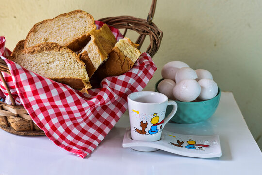 P&atilde;o &eacute; um alimento obtido pelo cozimento de uma massa alimentar de consist&ecirc;ncia el&aacute;stica, elaborada basicamente com farinha de cereal, &aacute;gua, sal/a&ccedil;&uacute;car