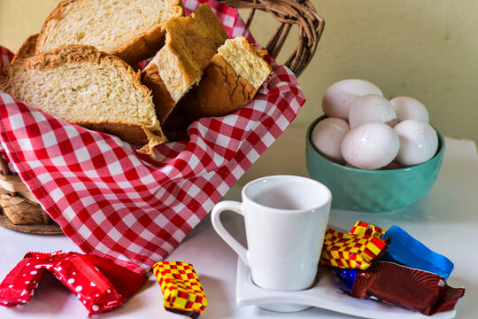 P&atilde;o &eacute; um alimento obtido pelo cozimento de uma massa alimentar de consist&ecirc;ncia el&aacute;stica, elaborada basicamente com farinha de cereal, &aacute;gua, sal/a&ccedil;&uacute;car