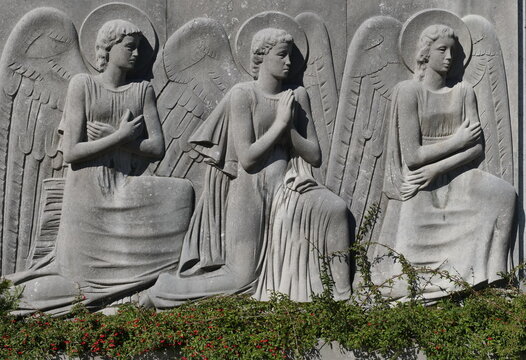 Angels in Prayer monumental sculpture

