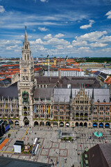 Obraz premium Vertical perspective looking down on the Neues Rathaus and the plaza from St. Peter's Church in Munich, Bavaria, Germany.