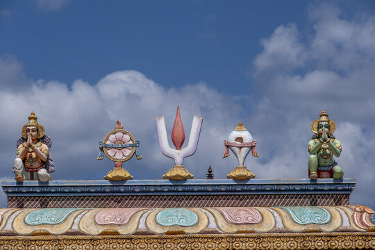 Sri Krishna Draupathi Kovil hindu temple,  Mauritius. Statues on roof of pagoda