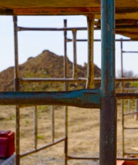 Rura od rusztowania, w tle widać usypaną ziemię i budowę © Adam