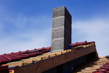 Dom w trakcie budowy z elegancką dachówką i deskami z wierzby na dachu © Adam