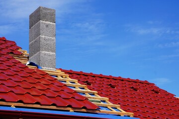Wysoki komin, deski i dachówka © Adam