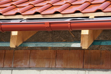 Solidna czerwona rynna © Adam