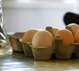 Wytłoczka i kurze jaja © Adam