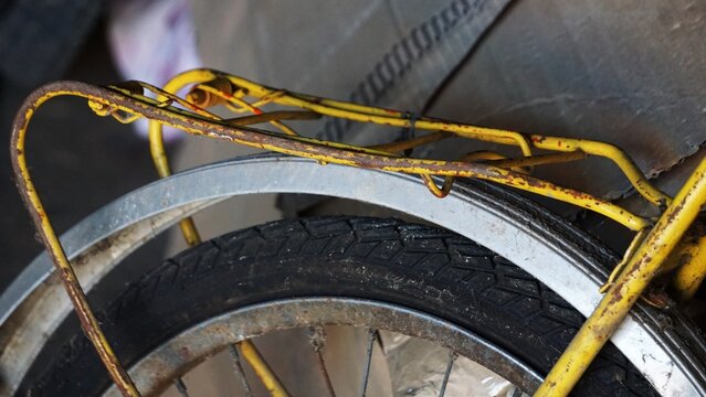 Stary bagażnik od roweru