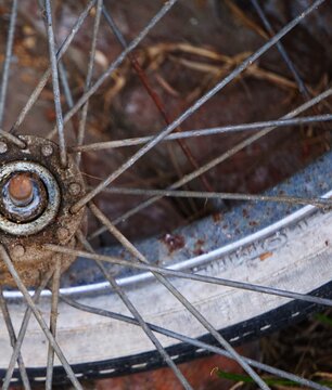 Stare szprychy rowerowe w kole