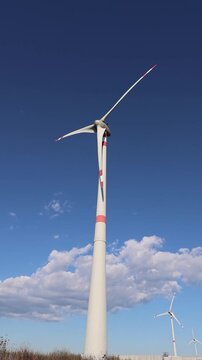 Pala eolica con sfondo il cielo e nuvole