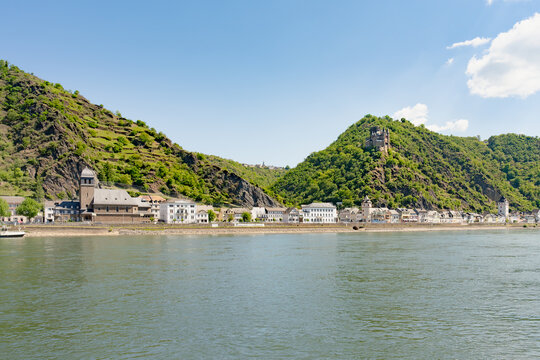 Ansicht von St. Goarshausen am Rhein mit der Burg Katz