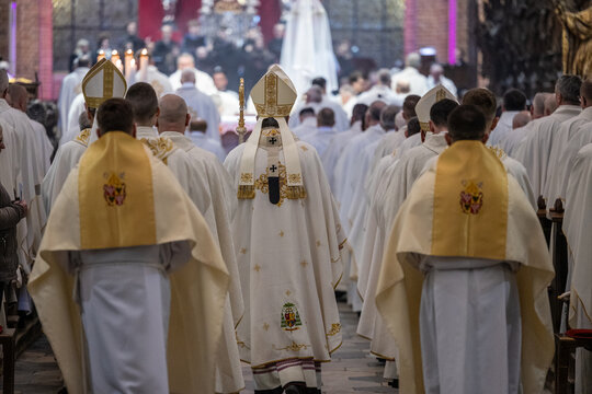Ksiądz w stroju liturgicznym w europie. W kościele