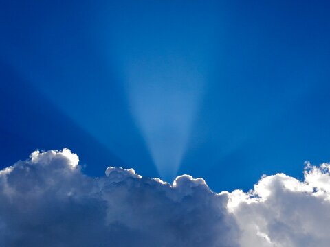 Rayons de soleil &agrave; travers les nuages dans un ciel bleau azur