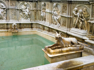 Fototapeta premium Fountain of Joy (Fonte Gaia) , located in Piazza del Campo in Siena, Italy