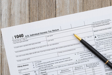 Obraz premium 1040 tax form with pen financial filing concept