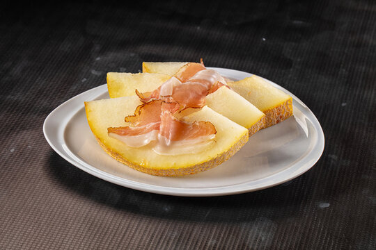 Slised sweet melon with Jamon