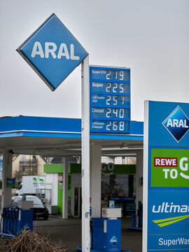 Arnsberg, NRW, Germany, 2026 04 03, price board of aral petrol station, symbolising the sharp rise in petrol and diesel prices in Germany