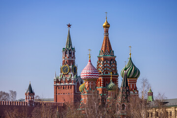 Fototapeta premium A picturesque view of the Kremlin featuring its iconic golden domes and towers against a vibrant sky, epitomizing the historical and architectural grandeur of Russia.