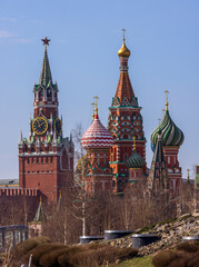 Fototapeta premium A picturesque view of the Kremlin featuring its iconic golden domes and towers against a vibrant sky, epitomizing the historical and architectural grandeur of Russia.